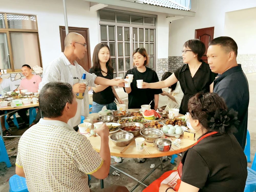 端午佳節即將來臨之際 四川博水環保 主管團隊 攜節日禮品 ,向駐扎眉山工業園區污水處理廠項目駐地員工,送上深切的慰問和關懷 端午佳節即將來臨之際 四川博水環保 主管團隊 攜節日禮品 ,向駐扎眉山工業園區污水處理廠項目駐地員工,送上深切的慰問和關懷